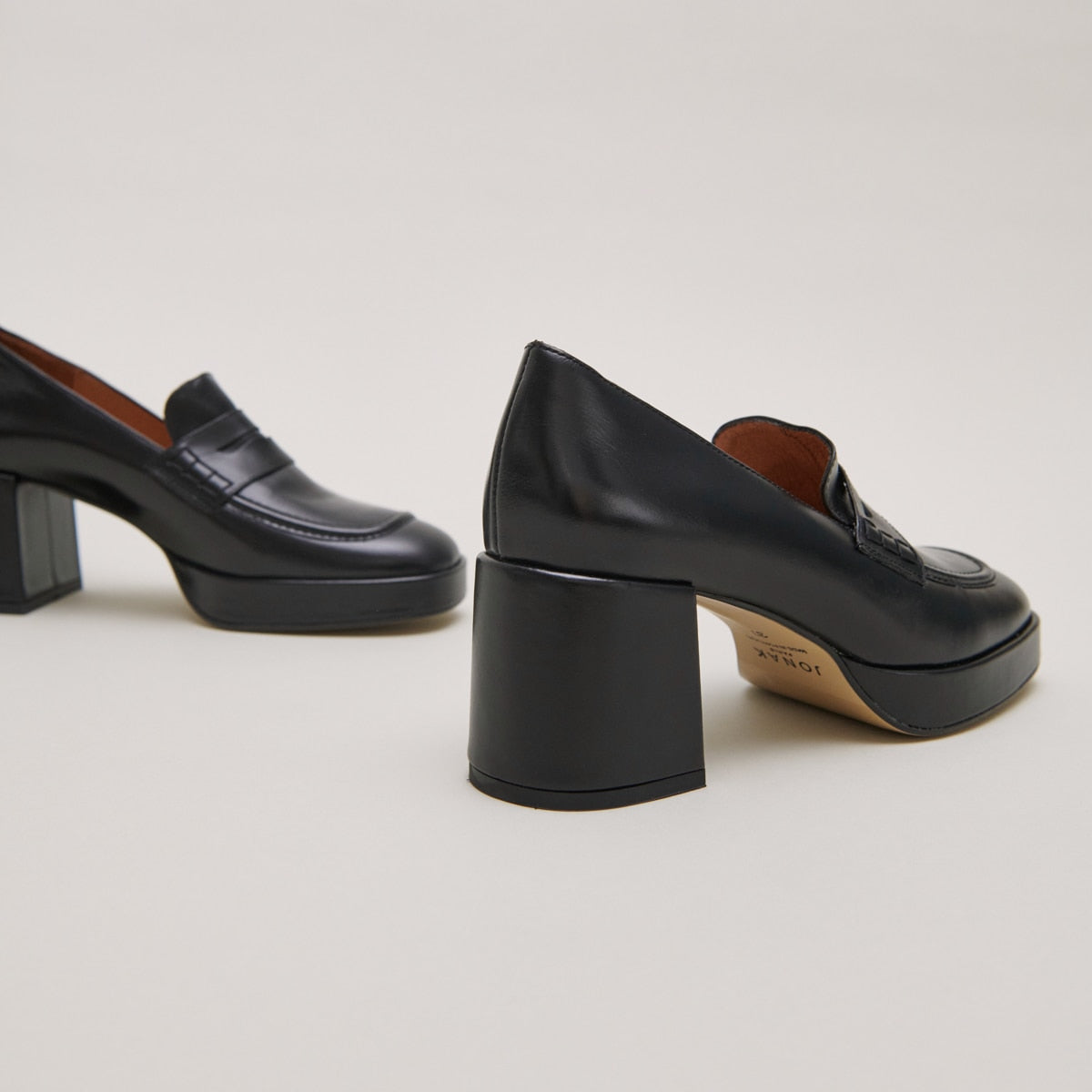 Heeled loafers with rounded tips